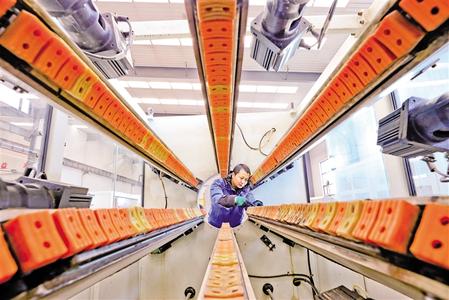 民樂工業(yè)園區(qū)內農(nóng)資生產(chǎn)企業(yè)開足馬力生產(chǎn)節(jié)水供水管道