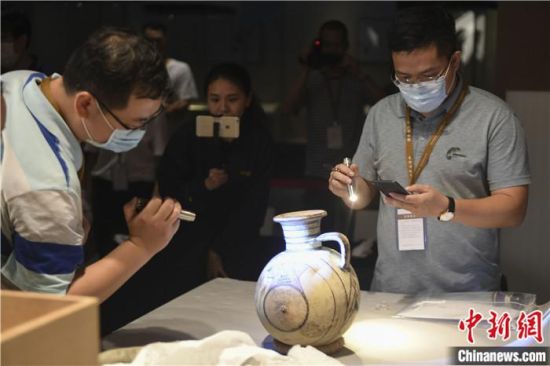 2020年6月，在長沙博物館舉行“從地中海到中國：絲路寶藏——平山郁夫絲綢之路美術(shù)館藏文物展”前，專家開箱鑒定文物。中新社記者 楊華峰 攝