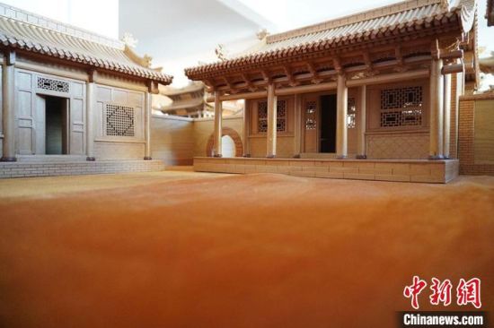 圖為微縮建筑蘭州四合院內部結構?！【琶赖┰?　攝