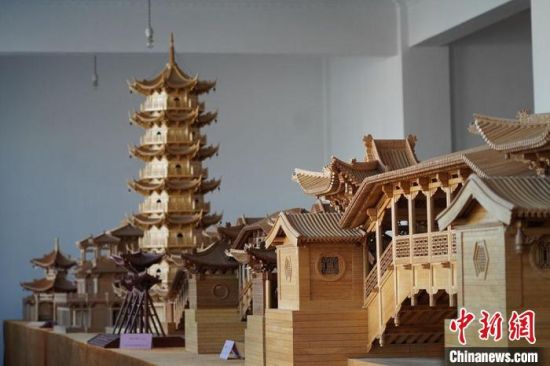 圖為古建筑模型制作技藝傳習所展廳內的微縮古建筑作品?！【琶赖┰?　攝
