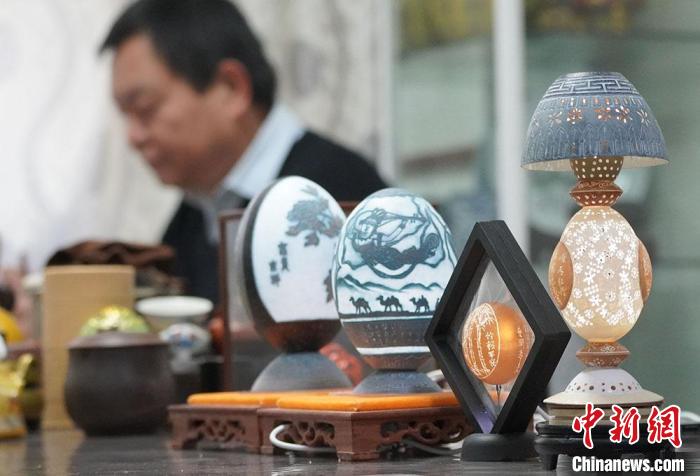 圖為吳義澤完成的蛋雕作品。　九美丹增 攝