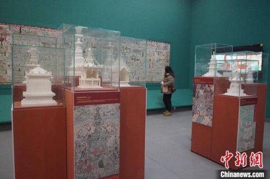 圖為觀眾欣賞數(shù)字復(fù)制壁畫?！【琶赖┰?攝