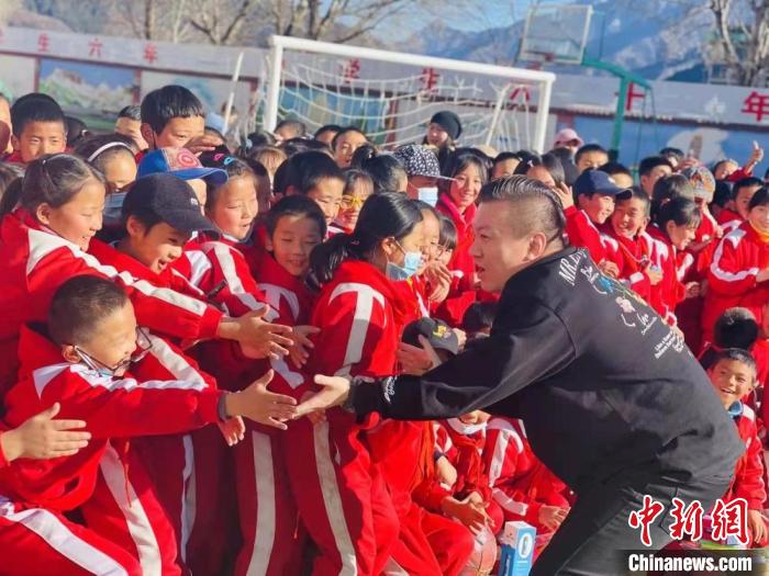 1月初，第五屆“街舞進(jìn)藏鄉(xiāng)”公益助學(xué)活動(dòng)在甘肅甘南結(jié)束，旨在讓藏族學(xué)子感受到街舞魅力?！￡惿菩?攝