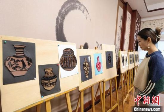 圖為學生用衍紙材料制作的彩陶紋飾?！⒂裉?攝