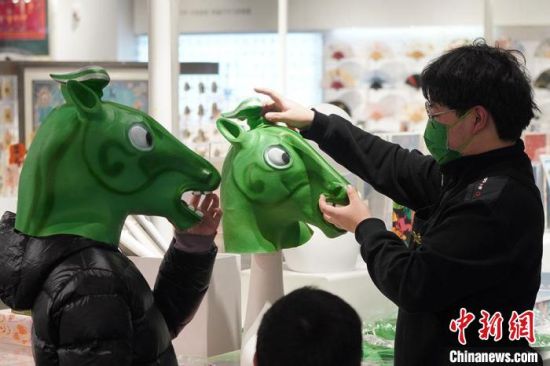 圖為“神馬來了”銅奔馬頭套?！【琶赖┰?攝