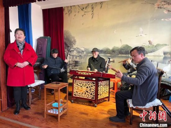 圖為蘭州鼓子表演者王常玉登臺演唱，她是這項入列國家級非物質文化遺產的曲藝表演者中，為數不多的女演員。　張煜曼 攝