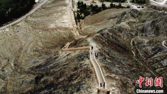 圖為甘肅嘉峪關(guān)懸臂長城吸引游客打卡 。(資料圖) 李亞龍 攝