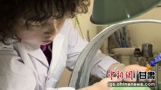 夜光杯制作學(xué)徒謝小琴坦言，雖工作枯燥，但是能夠掌握國(guó)家級(jí)非遺技藝是很自豪的。王牧雨 攝