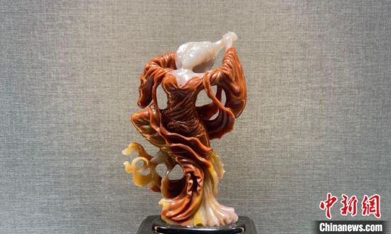 圖為翩然起舞的飛天玉雕?！「攥?攝