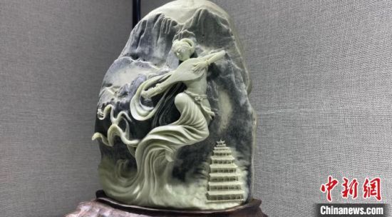 圖為李學(xué)平的玉雕作品。　高瑩 攝