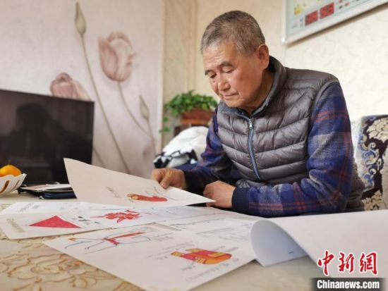 圖為陸鵬飛向記者展示多年帶隊的手寫筆記?！堟?攝