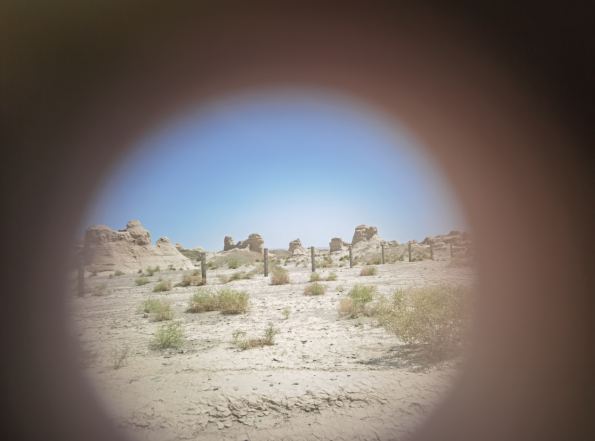 插圖2：透過河西走廊遺存的古陶片孔洞所見。攝影：陳曉斌。拍攝日期：2020年6月。