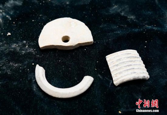 圖為靜寧縣賈河鄉(xiāng)竇坪村出土的佩飾。 夏劍鋒 攝