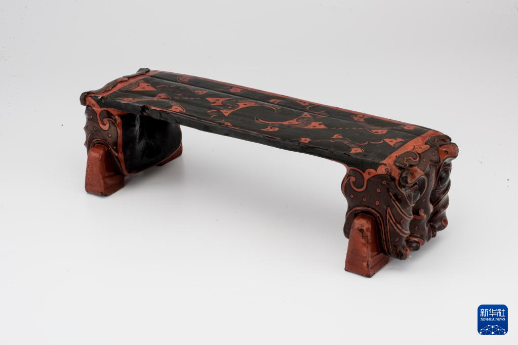 湖北云夢(mèng)縣鄭家湖戰(zhàn)國(guó)秦漢墓地出土漆木虎頭枕（資料圖）。