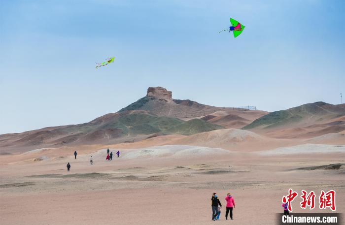 圖為市民正在陽關(guān)景區(qū)放風(fēng)箏?！⊥醣筱y 攝