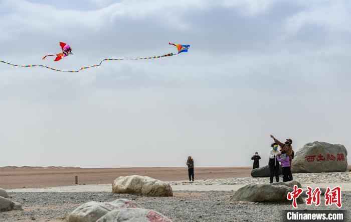 圖為市民正在陽關(guān)景區(qū)放風(fēng)箏?！⊥醣筱y 攝