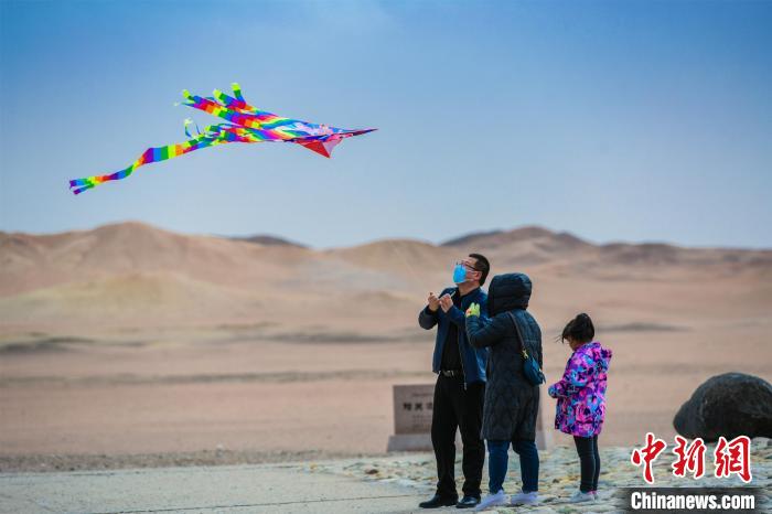 圖為市民正在陽關(guān)景區(qū)放風(fēng)箏?！⊥醣筱y 攝