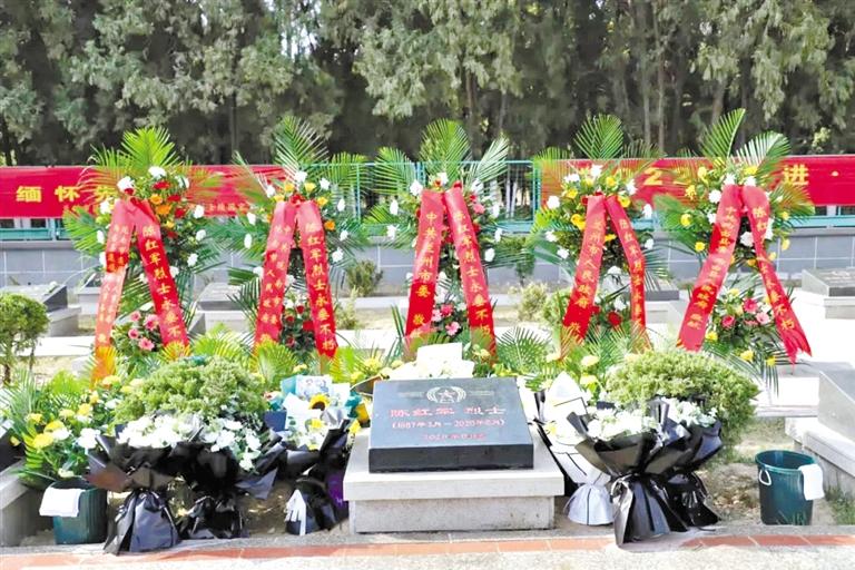 陳紅軍烈士墓前 這張“全家?！弊屓藴I目