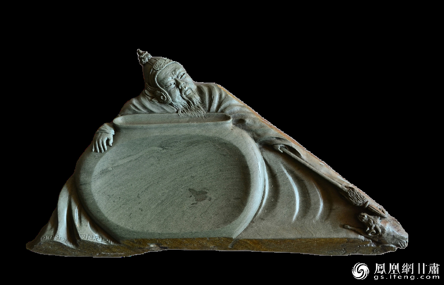 《醉臥沙場(chǎng)君莫笑》硯使王翰《涼州詞》中“醉臥沙場(chǎng)君莫笑，古來(lái)征戰(zhàn)幾人回？”的意境躍然硯臺(tái)之上。資料圖