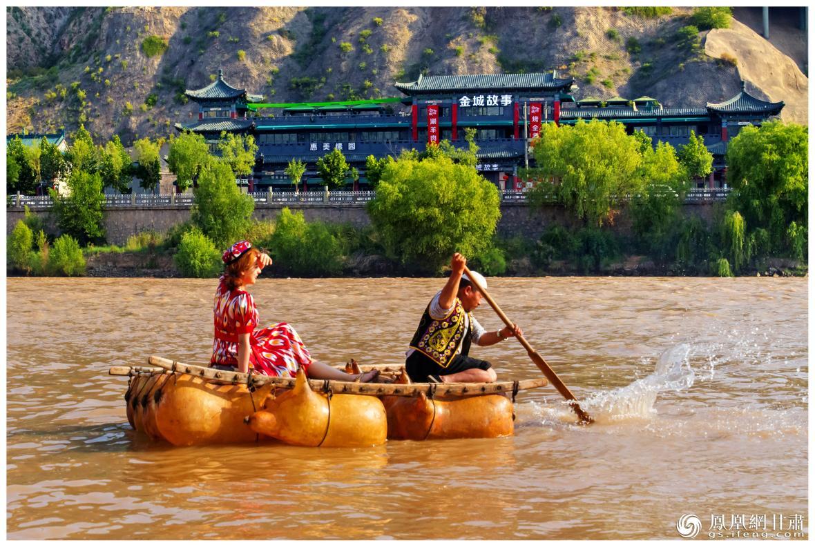 筏子客揮動(dòng)著劈波斬浪的船槳，槳聲中混搭著風(fēng)聲、水聲和男女對(duì)歌的花兒聲。蘭州市文旅局供圖