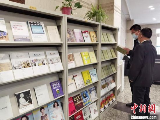 圖為國(guó)網(wǎng)甘肅電力黨校的職工書(shū)架?！⌒煅?攝