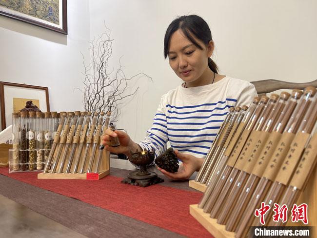 圖為魯雯展示燃香禮儀?！「攥?攝