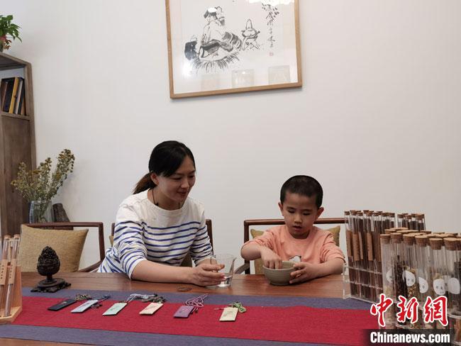 圖為魯雯為小學(xué)員授課和培訓(xùn)?！●T志軍 攝