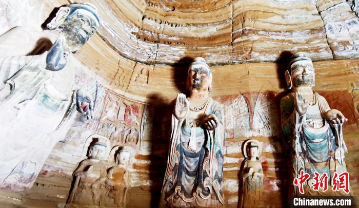 北石窟寺窟內(nèi)造像因受水顯得斑駁?！“瑧c龍 攝