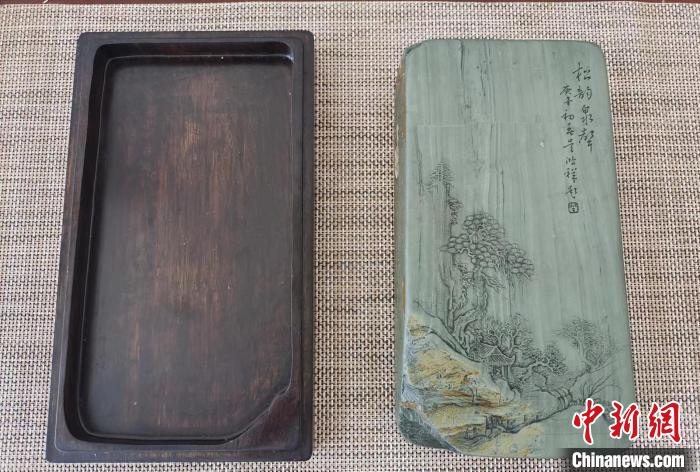圖為甘肅甘南州洮硯藝人為提升洮硯文化內(nèi)涵，制作“一盒一拓”成品展示。(資料圖) 張婧 攝