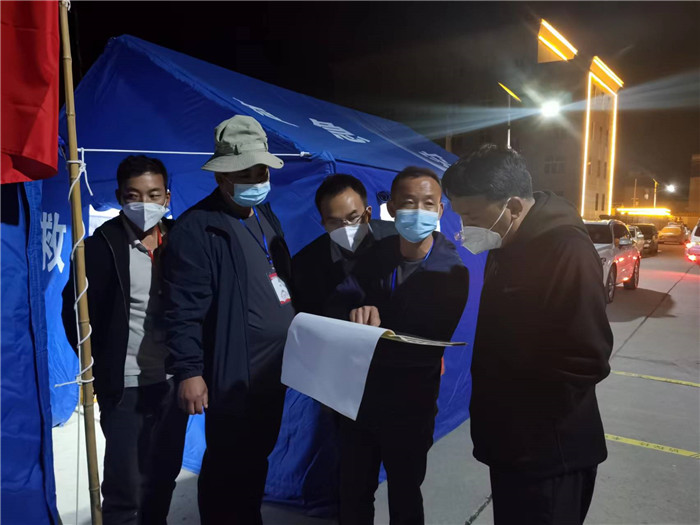 7月19日，甘南州瑪曲縣紀委監(jiān)委督查組在德吉小區(qū)卡點督導疫情防控工作。仲海濤 攝.jpg