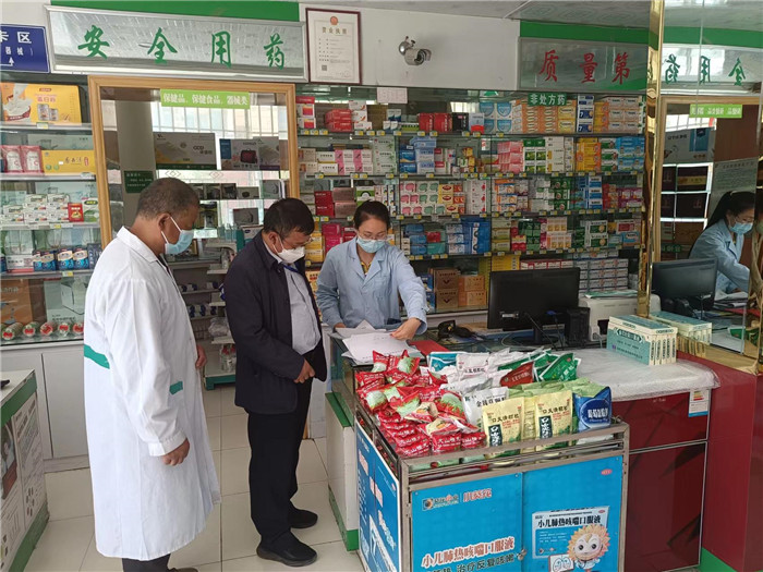 甘南州合作市紀委監(jiān)委第一督查組在合作市世紀大藥房進行督查檢查。.jpg