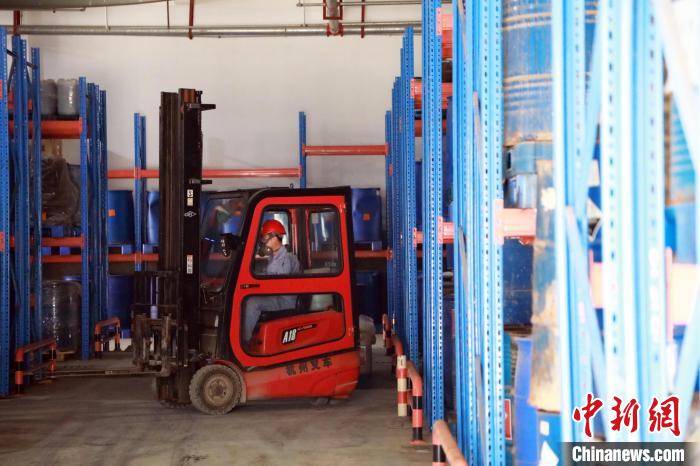 圖為甘肅省危險廢物處置中心危險廢物儲存庫?！∥航ㄜ?攝