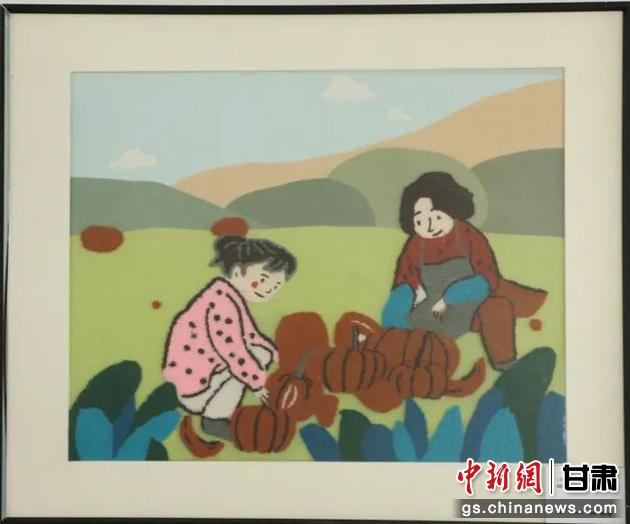 嘉峪關(guān)市新城鎮(zhèn)新城村農(nóng)業(yè)產(chǎn)業(yè)園區(qū)內(nèi)，母女兩人在摘南瓜。刺繡 馬艾米乃 繡稿 敬紅霞