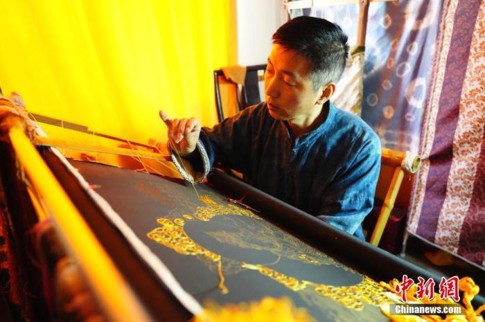 系統(tǒng)性挖掘整理古代敦煌刺繡，是甘肅天水市級(jí)非遺代表性項(xiàng)目武山刺繡代表性傳承人劉云帆這兩年最緊要的工作之一。圖為劉云帆在創(chuàng)作富含敦煌刺繡元素的作品。 中新社發(fā) 謝秉錫 攝 