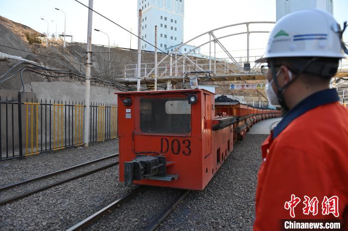 圖為工作人員正在觀察車輛運行情況。　李亞龍 攝