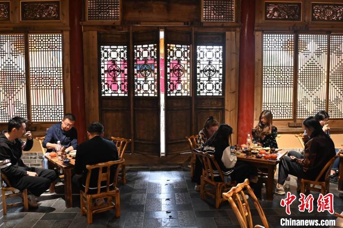 圖為甘肅天水市秦州區(qū)平南鎮(zhèn)蘇灣村民俗莊園內(nèi)的“圍爐煮茶”網(wǎng)紅打卡點。(資料圖) 李亞龍 攝