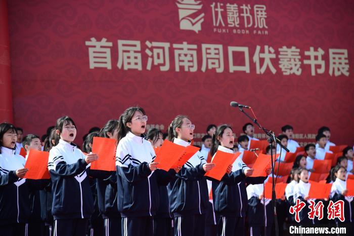 圖為學(xué)生們在開幕式上誦讀經(jīng)典?！×赫赵?攝