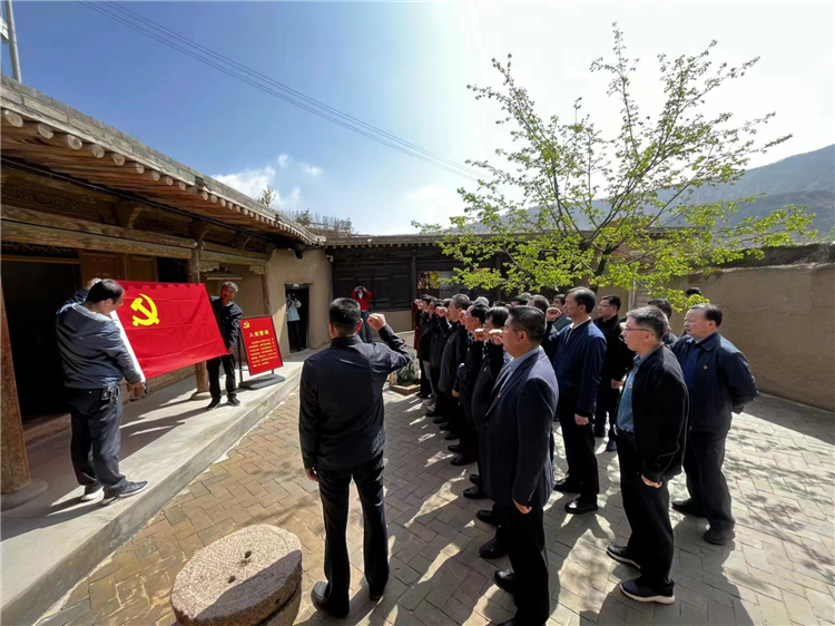 圖為臨夏州紀委監(jiān)委組織黨員干部在東鄉(xiāng)縣布塄溝黨史教育基地開展革命教育活動，賡續(xù)紅色血脈、汲取奮進力量、激發(fā)干事熱情。.png