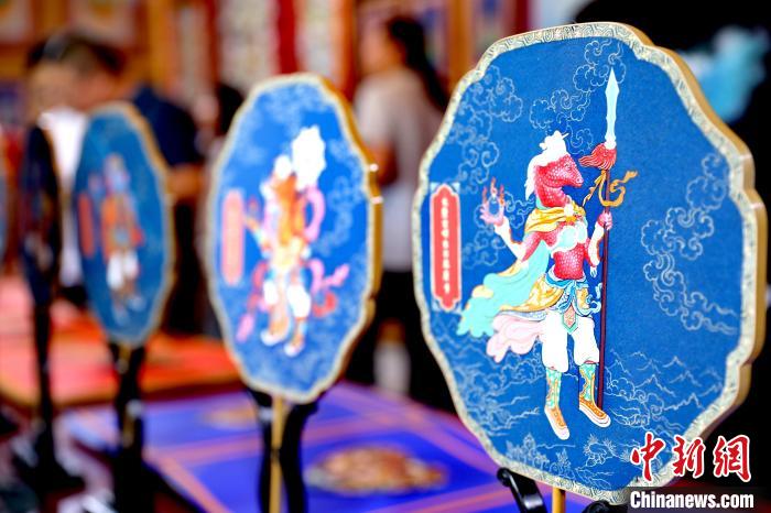 圖為唐卡延伸產(chǎn)品?！⊙Φ?攝