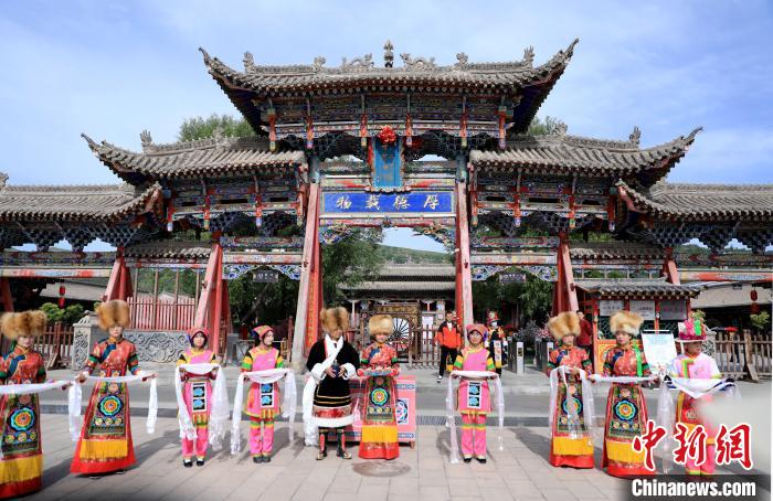 圖為身穿土族服飾的工作人員迎接訪客。　薛蒂 攝