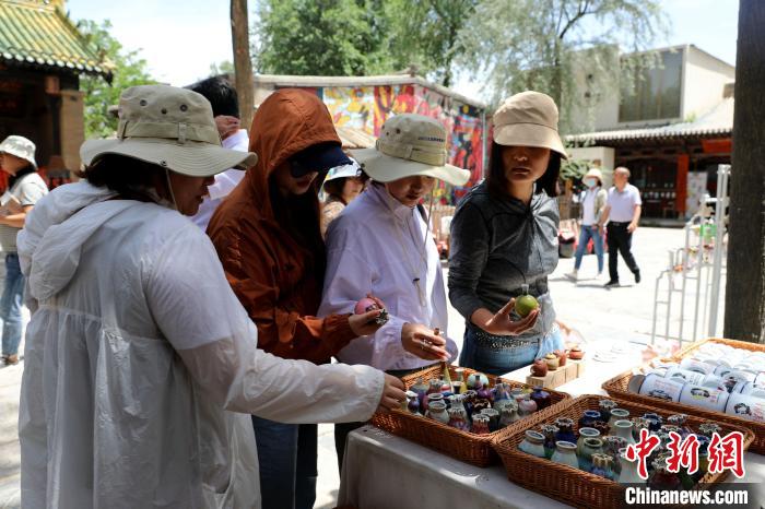 圖為民眾挑選手工藝產(chǎn)品。　薛蒂 攝