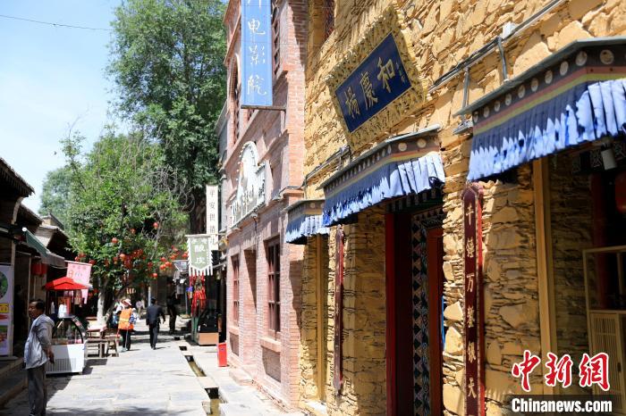 圖為平安驛·河湟民俗文化體驗(yàn)地的門店?！⊙Φ?攝