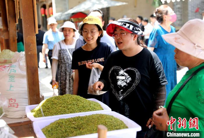 圖為民眾購(gòu)買青海特色小吃。　薛蒂 攝