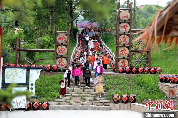 圖為油嘴灣生態(tài)文化景區(qū)的游客?！⊙Φ?攝