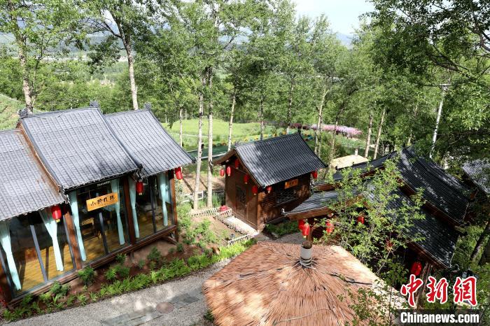 圖為景區(qū)內(nèi)依山而建的民宿。　薛蒂 攝