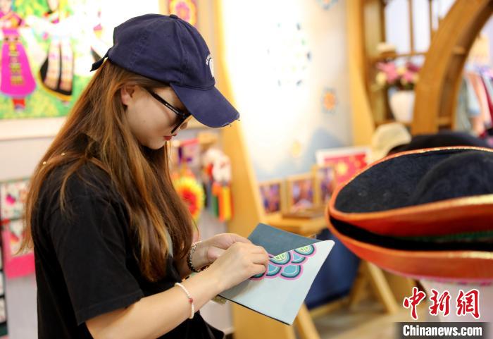 圖為民眾體驗國家級非遺項目盤繡技藝?！⊙Φ?攝