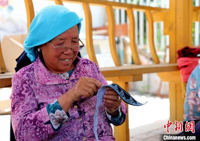 圖為繡娘在土族盤繡園內(nèi)制作盤繡?！⊙Φ?攝