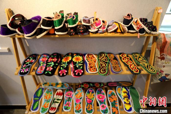 圖為盤繡作品。　薛蒂 攝