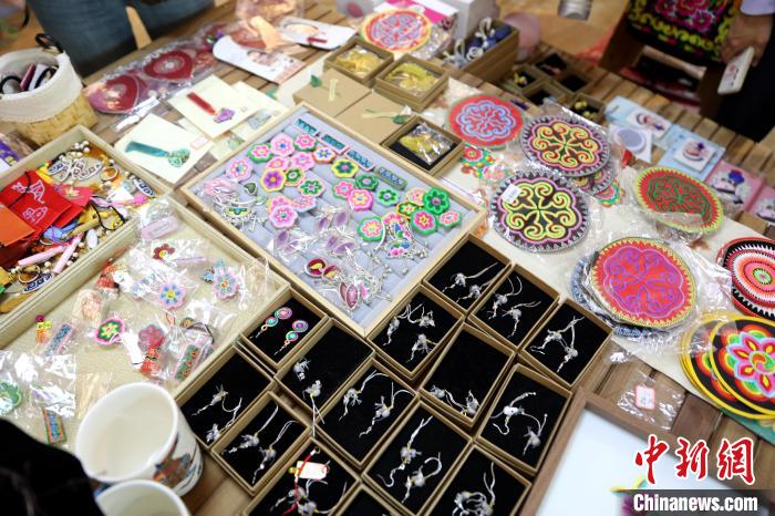 圖為盤繡作品?！⊙Φ?攝