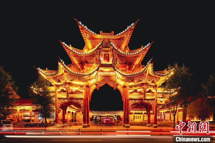 夜幕下的臨夏縣河州苑。夏雨 攝